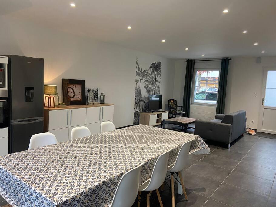 Les Prunelles Maison De Village De 4 A 8 Personnes Précigné Exteriér fotografie